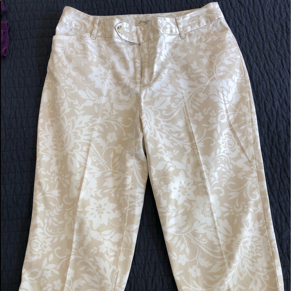 Printed Beige Capris